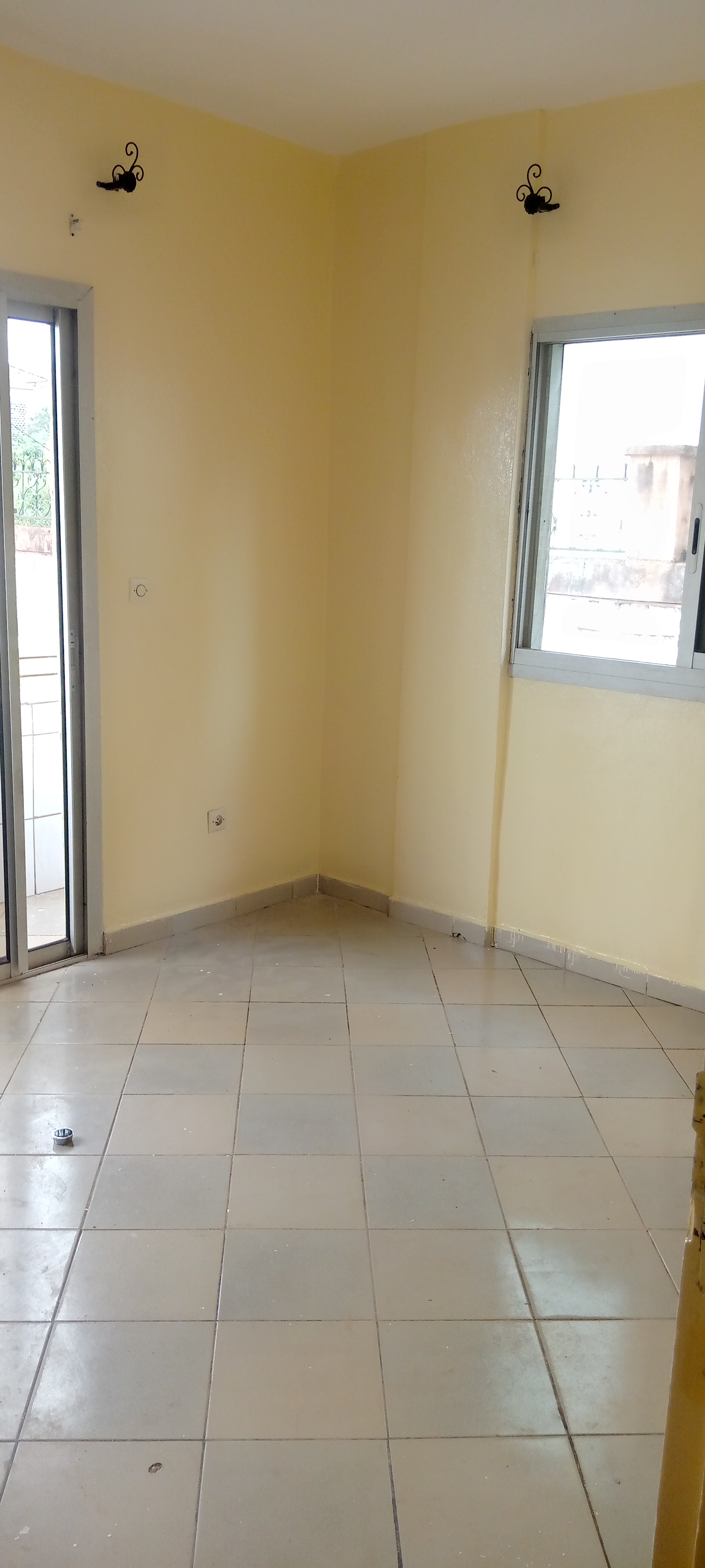 Appartement à louer - Yaoundé, Mfandena, Mfandena - 1 salon(s), 3 chambre(s), 2 salle(s) de bains - 300 000 FCFA / mois