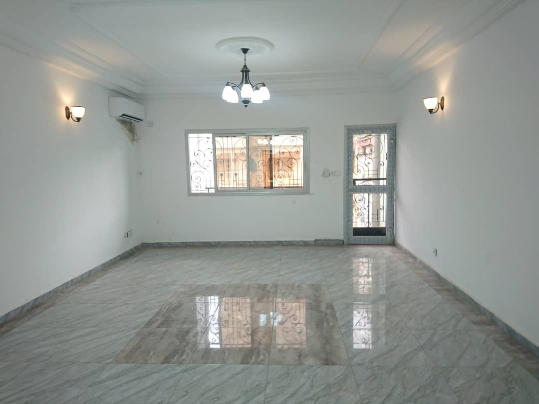 Apartment to rent - Yaoundé, Mfandena, Mfandena - 1 living room(s), 2 bedroom(s), 2 bathroom(s) - 365 000 FCFA / month