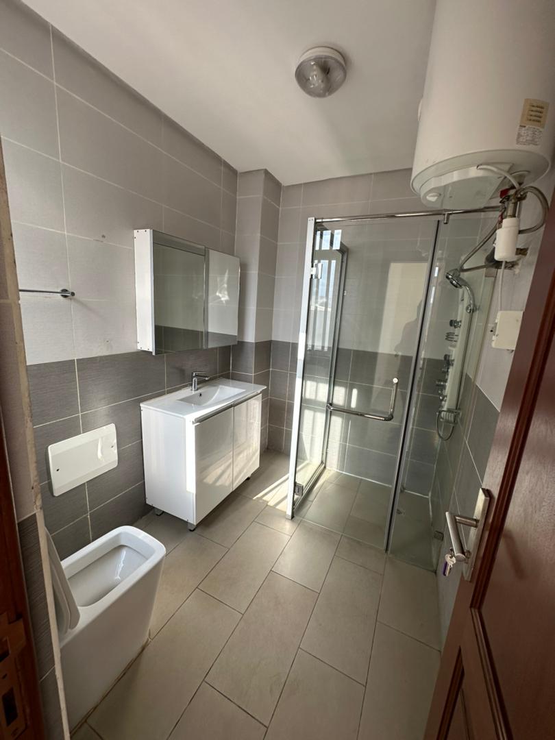Appartement à louer - Yaoundé, Bastos, Bastos - 1 salon(s), 2 chambre(s), 3 salle(s) de bains - 900 000 FCFA / mois