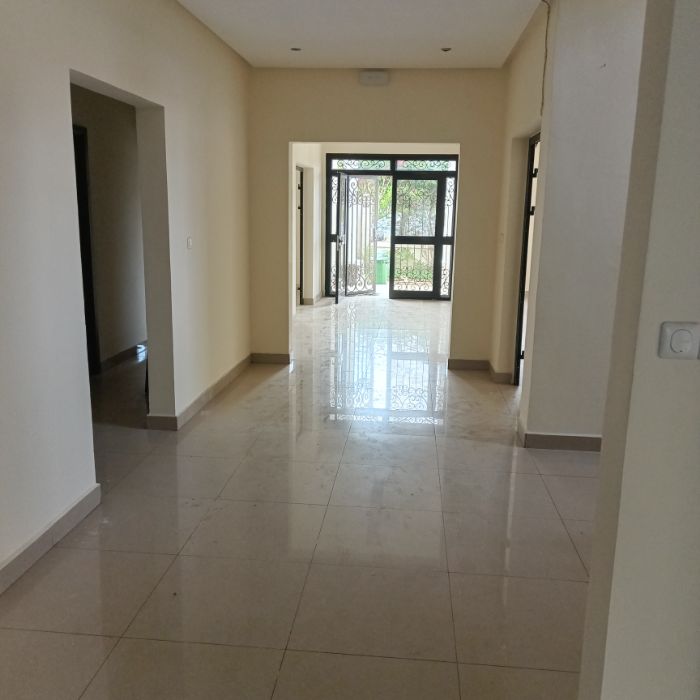 House (Duplex) to rent - Yaoundé, Bastos, Bastos - 1 living room(s), 5 bedroom(s), 5 bathroom(s) - 3 500 000 FCFA / month