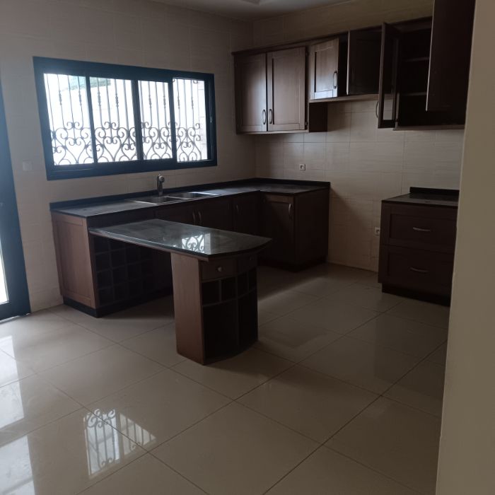 House (Duplex) to rent - Yaoundé, Bastos, Bastos - 1 living room(s), 5 bedroom(s), 5 bathroom(s) - 3 500 000 FCFA / month