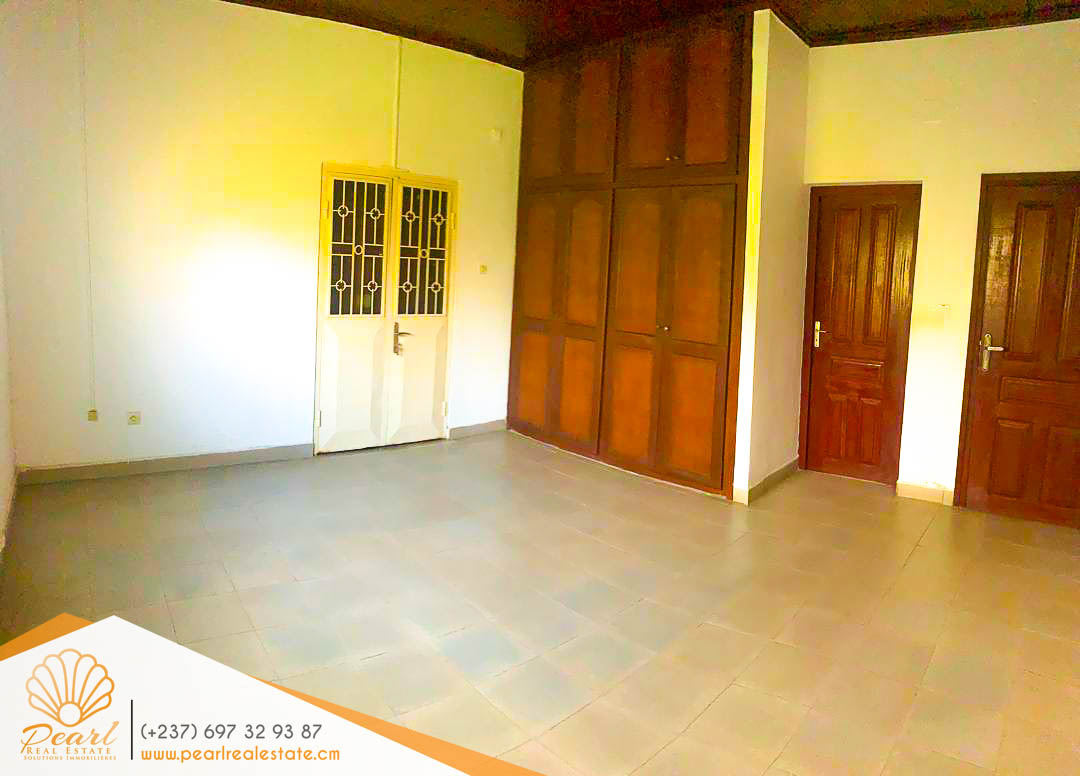 Maison (Villa) à louer - Yaoundé, Bastos, Ambassade de chine - 1 salon(s), 5 chambre(s), 4 salle(s) de bains - 1 700 000 FCFA / mois
