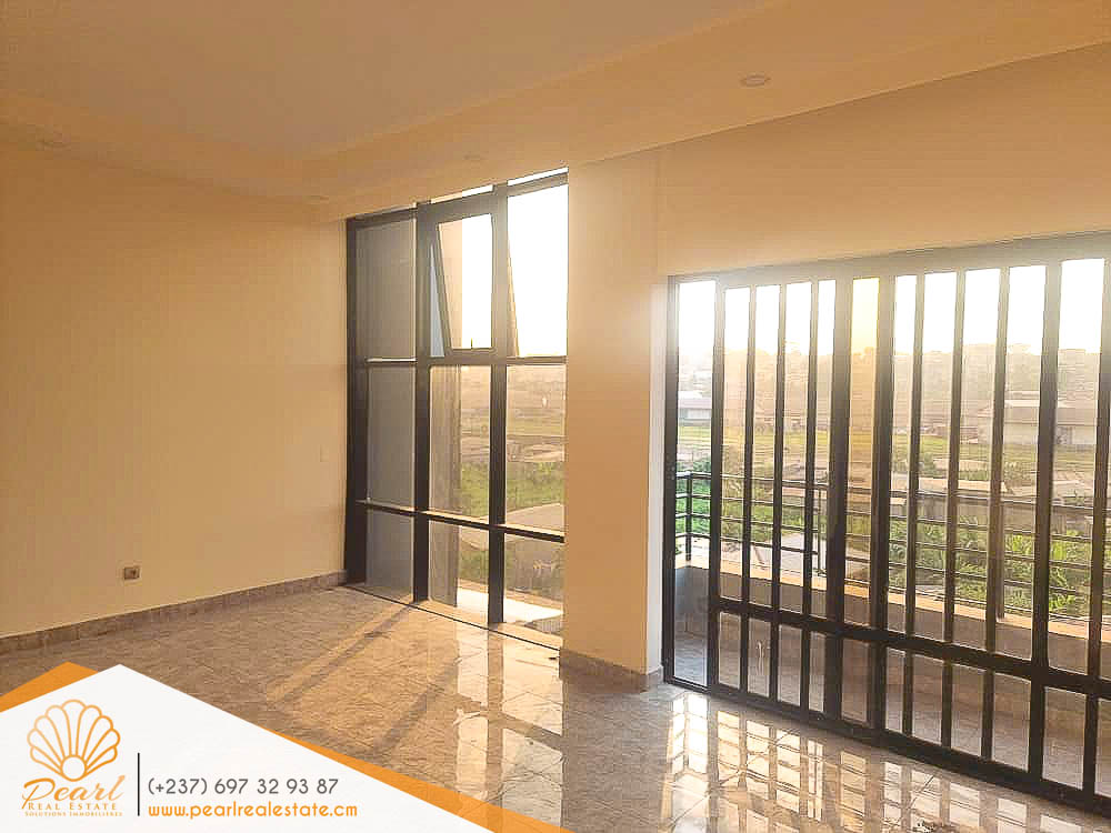 Appartement à louer - Yaoundé, Mfandena, Omnisports - 1 salon(s), 3 chambre(s), 3 salle(s) de bains - 500 000 FCFA / mois