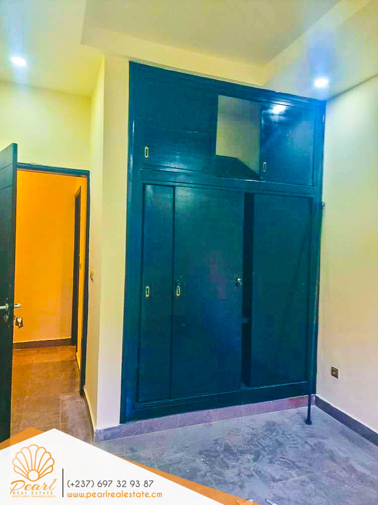 Appartement à louer - Yaoundé, Mfandena, Omnisports - 1 salon(s), 3 chambre(s), 3 salle(s) de bains - 500 000 FCFA / mois