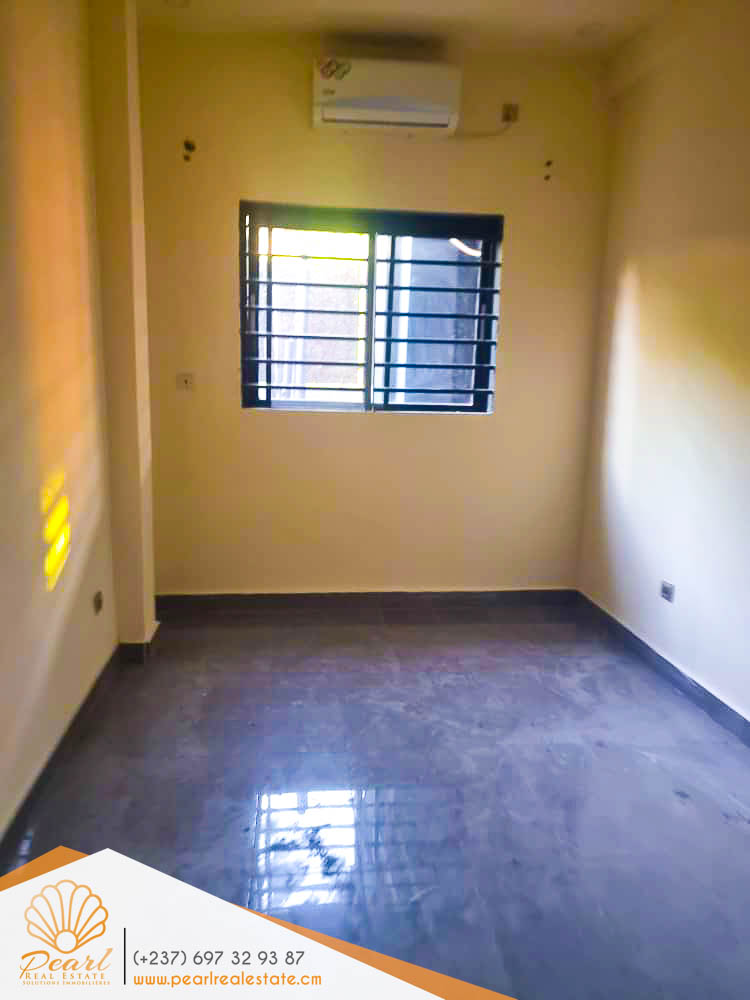 Appartement à louer - Yaoundé, Mfandena, Omnisports - 1 salon(s), 3 chambre(s), 3 salle(s) de bains - 500 000 FCFA / mois