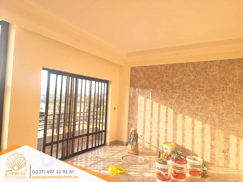 Appartement à louer - Yaoundé, Mfandena, Omnisports - 1 salon(s), 3 chambre(s), 3 salle(s) de bains - 500 000 FCFA / mois