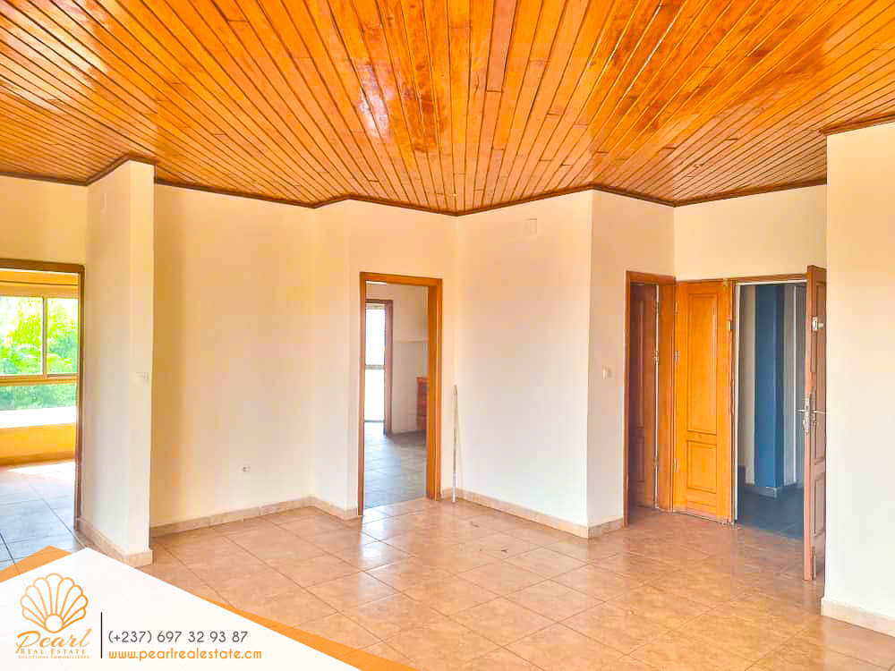 Appartement à louer - Yaoundé, Bastos, Nouvelle route Bastos - 1 salon(s), 2 chambre(s), 3 salle(s) de bains - 380 000 FCFA / mois