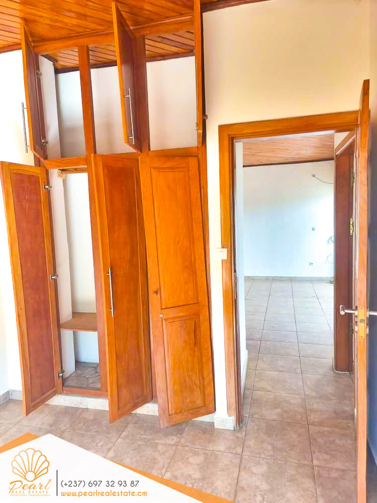 Appartement à louer - Yaoundé, Bastos, Nouvelle route Bastos - 1 salon(s), 2 chambre(s), 3 salle(s) de bains - 380 000 FCFA / mois