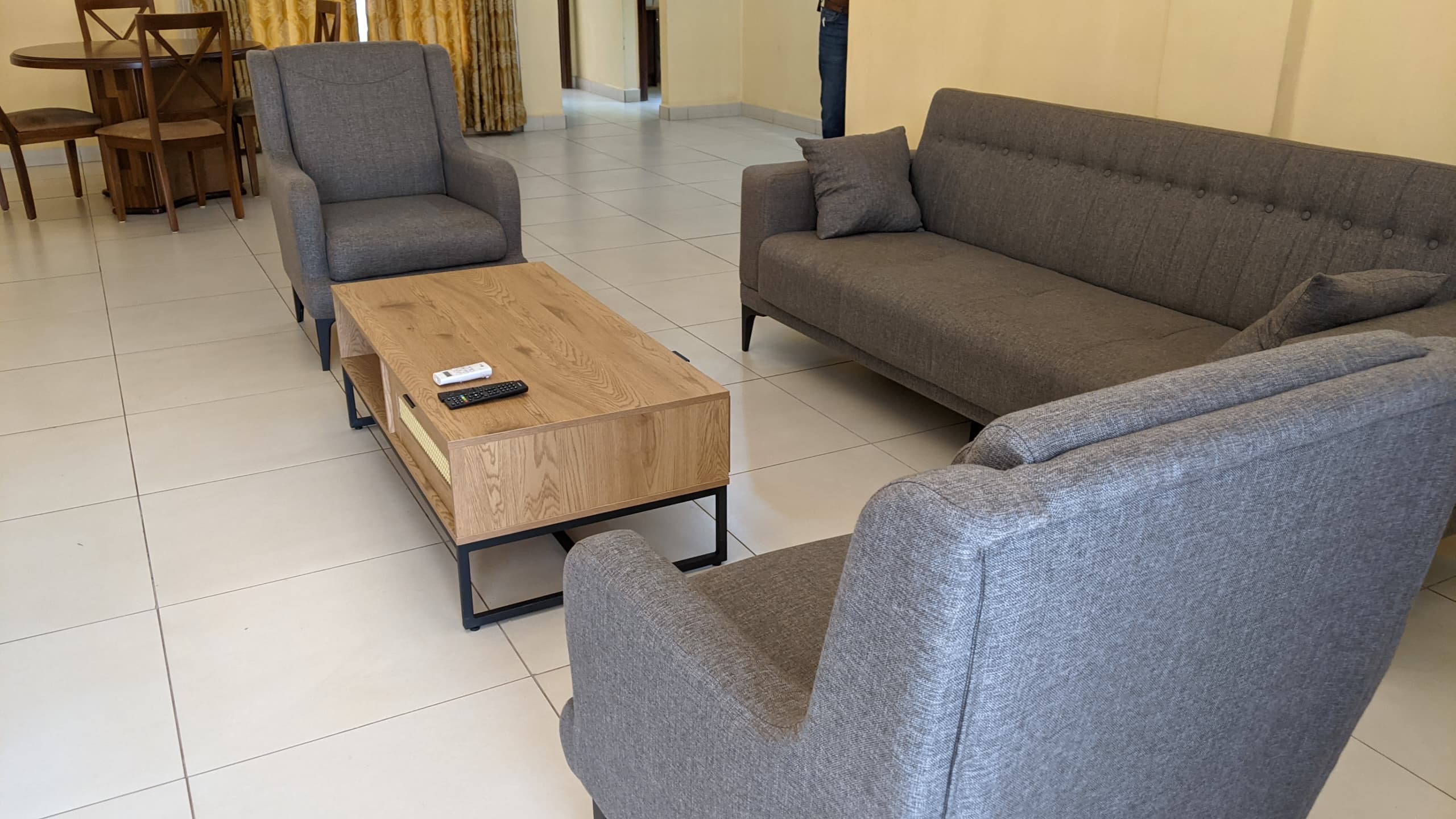 Apartment to rent - Yaoundé, Bastos, Bastos - 1 living room(s), 3 bedroom(s), 3 bathroom(s) - 1 500 000 FCFA / month