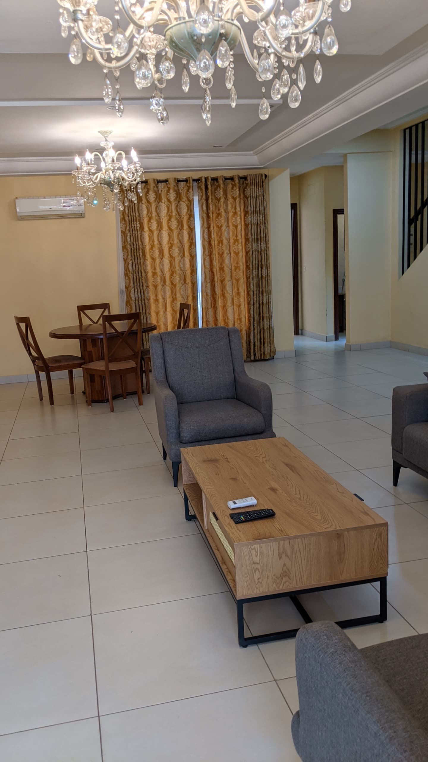 Appartement à louer - Yaoundé, Bastos, Bastos - 1 salon(s), 3 chambre(s), 3 salle(s) de bains - 1 500 000 FCFA / mois