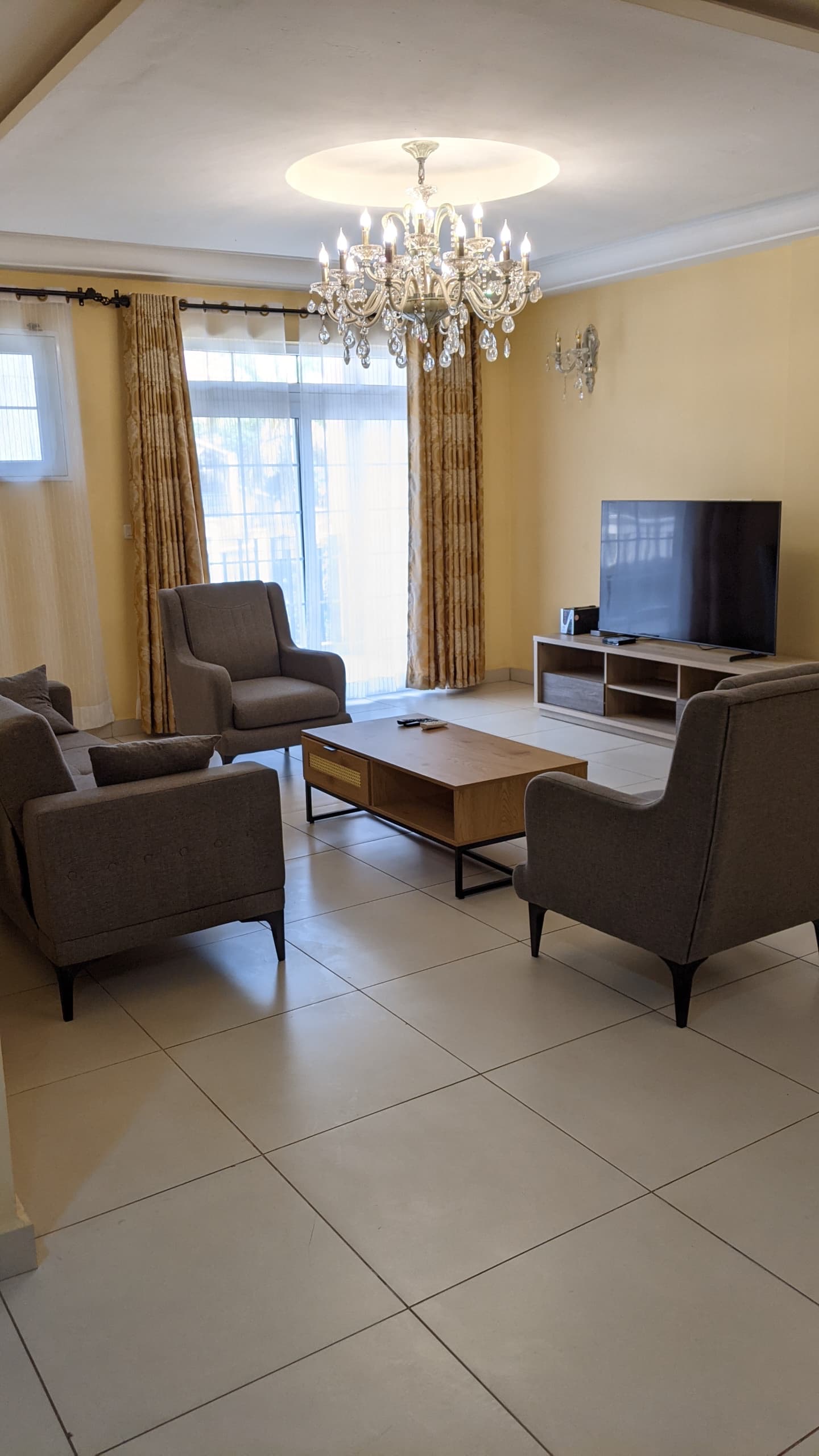Appartement à louer - Yaoundé, Bastos, Bastos - 1 salon(s), 3 chambre(s), 3 salle(s) de bains - 1 500 000 FCFA / mois