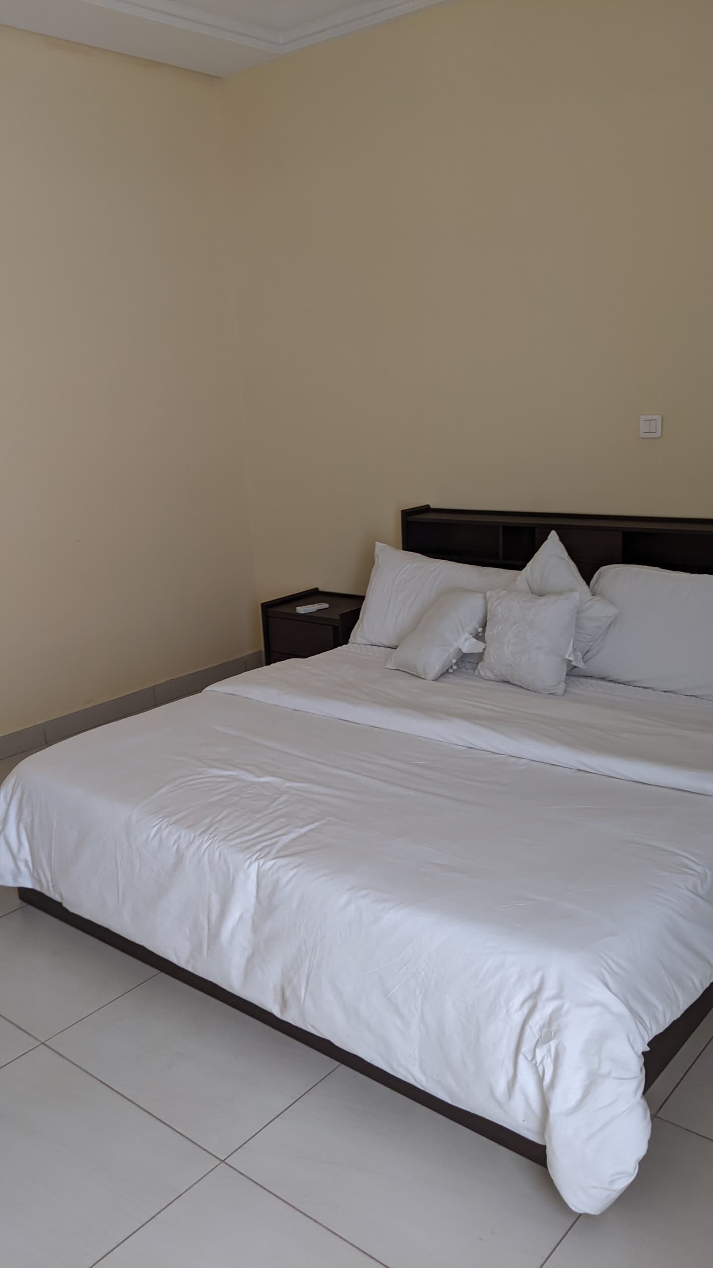 Appartement à louer - Yaoundé, Bastos, Bastos - 1 salon(s), 3 chambre(s), 3 salle(s) de bains - 1 500 000 FCFA / mois