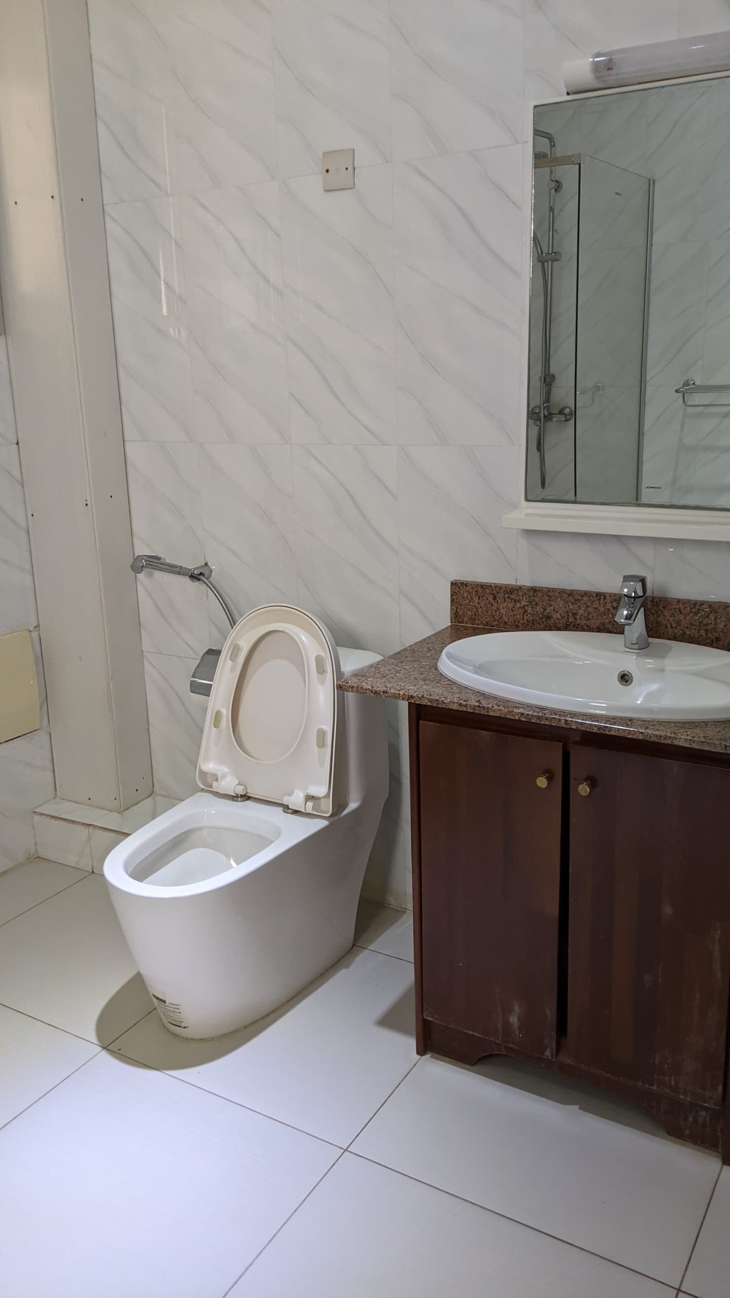 Appartement à louer - Yaoundé, Bastos, Bastos - 1 salon(s), 3 chambre(s), 3 salle(s) de bains - 1 500 000 FCFA / mois