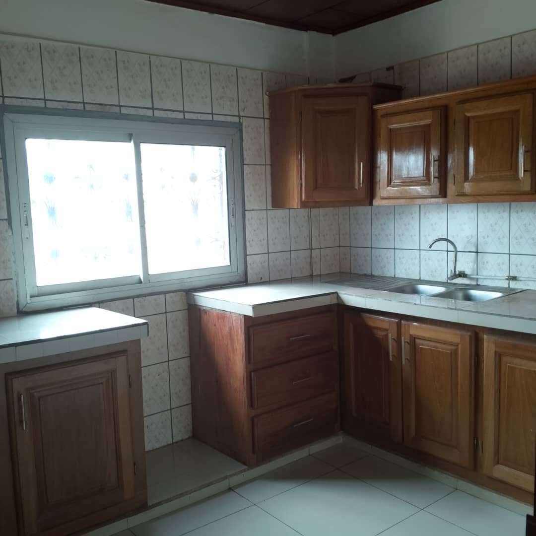 Apartment to rent - Yaoundé, Bastos, Golf - 1 living room(s), 2 bedroom(s), 2 bathroom(s) - 250 000 FCFA / month