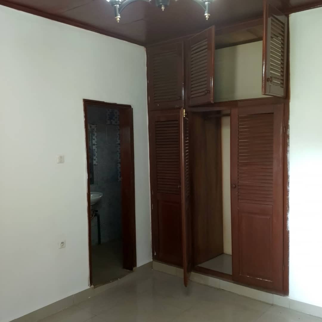 Apartment to rent - Yaoundé, Bastos, Golf - 1 living room(s), 2 bedroom(s), 2 bathroom(s) - 250 000 FCFA / month