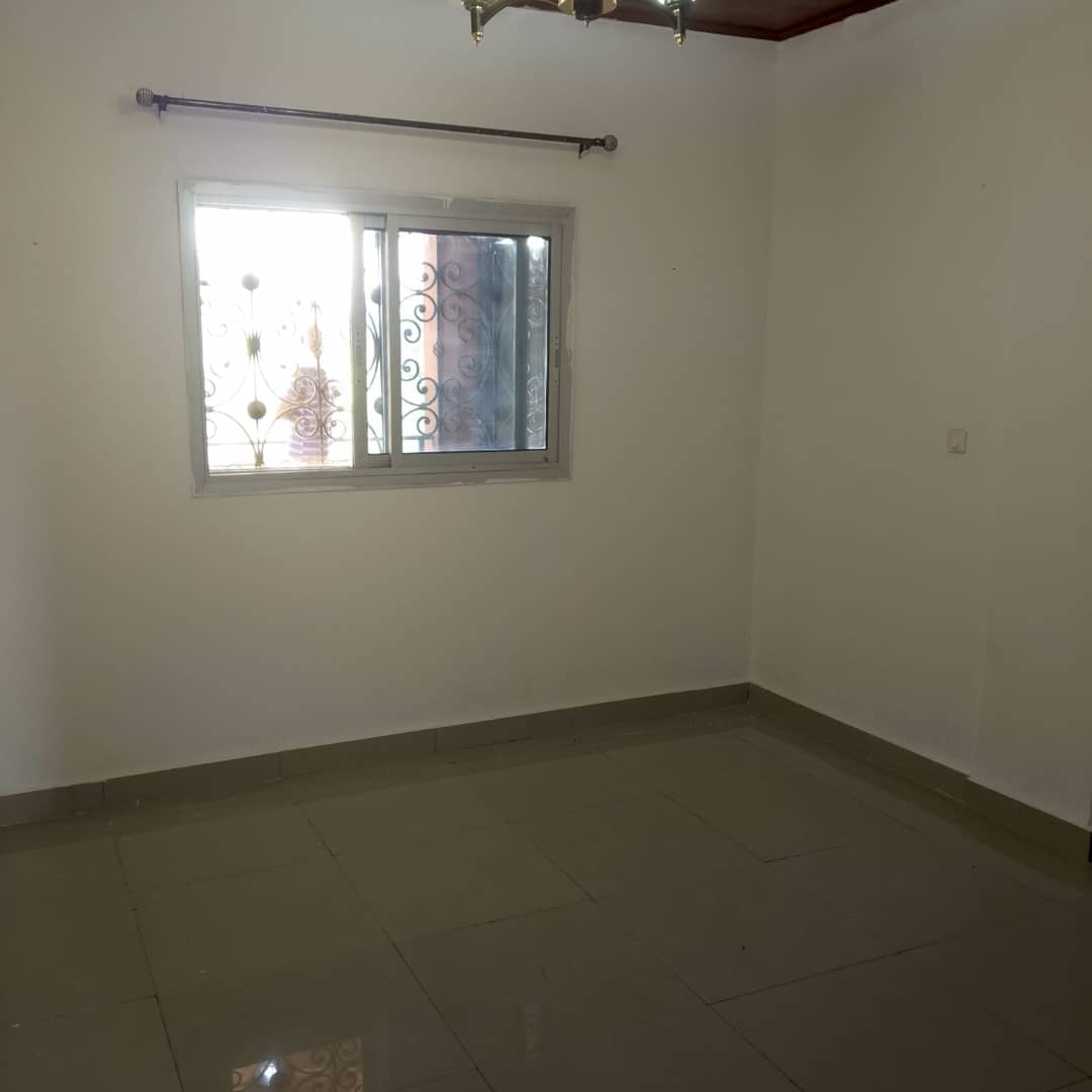 Apartment to rent - Yaoundé, Bastos, Golf - 1 living room(s), 2 bedroom(s), 2 bathroom(s) - 250 000 FCFA / month