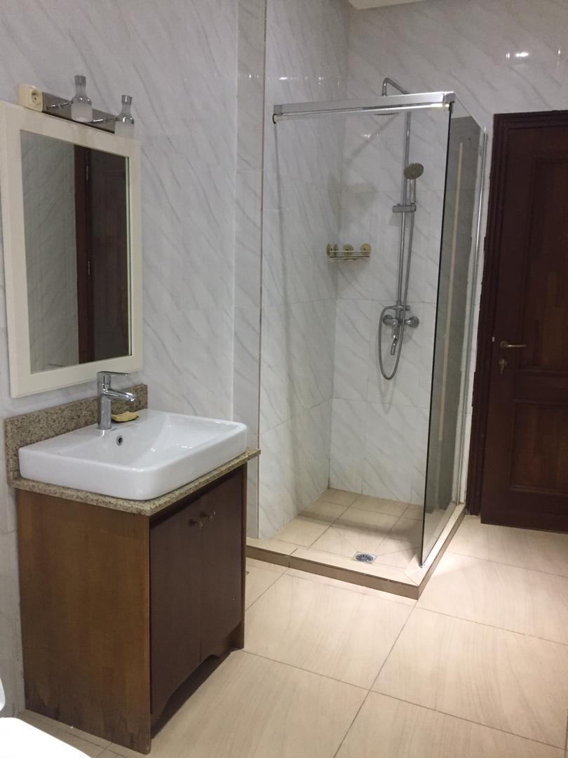 Appartement à louer - Yaoundé, Bastos, Bastos - 1 salon(s), 1 chambre(s), 2 salle(s) de bains - 500 000 FCFA / mois