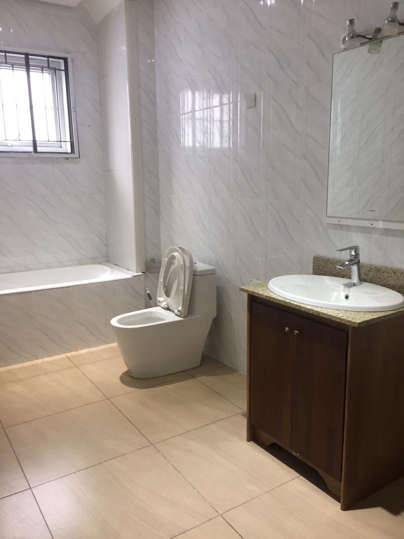 Appartement à louer - Yaoundé, Bastos, Bastos - 1 salon(s), 1 chambre(s), 2 salle(s) de bains - 500 000 FCFA / mois