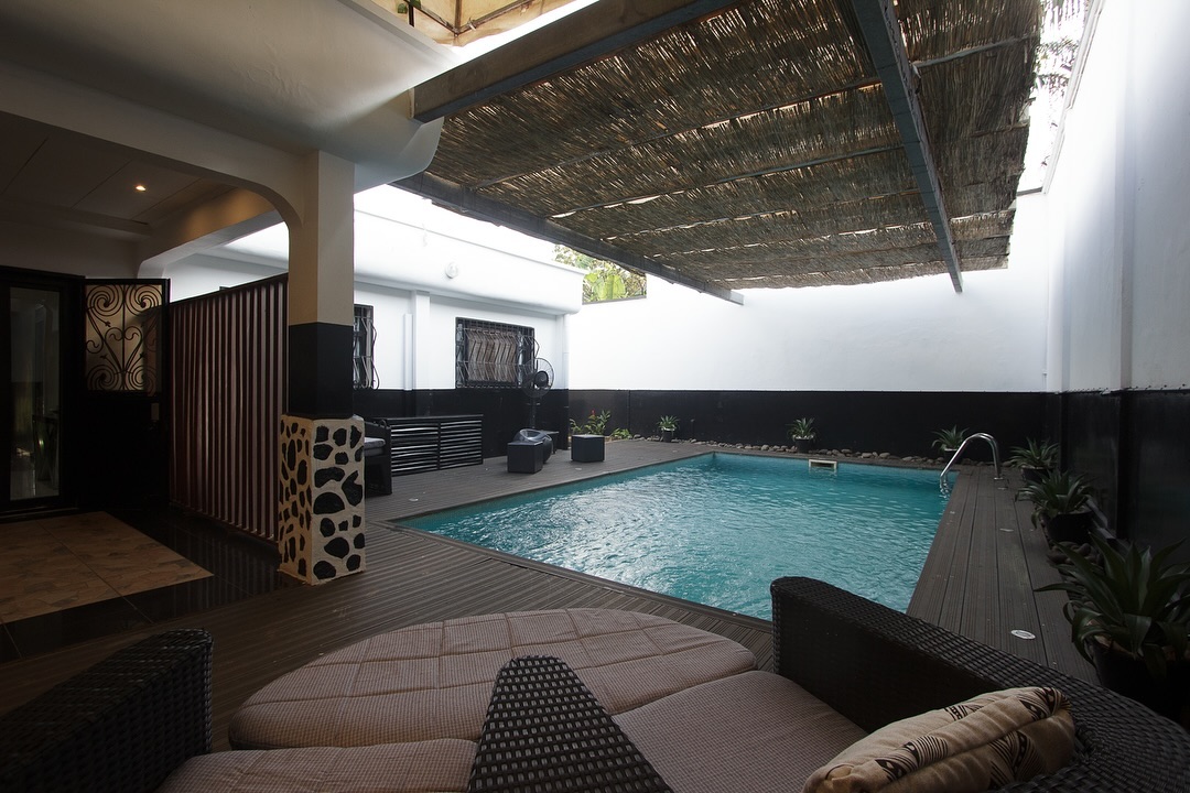 Maison (Villa) à louer - Yaoundé, Mfandena, Villa meublée avec piscine 200 000 / nuitée (3 nuitées minimum) - 2 salon(s), 4 chambre(s), 4 salle(s) de bains - 3 200 000 FCFA / mois