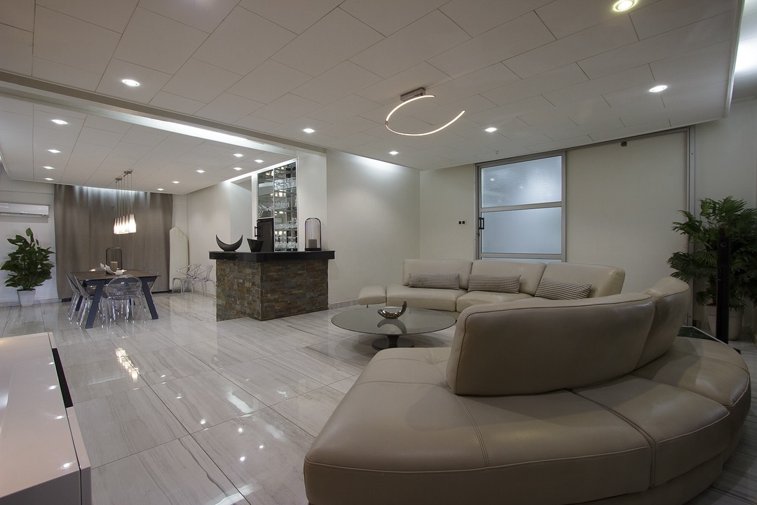 Maison (Villa) à louer - Yaoundé, Mfandena, Villa meublée avec piscine 200 000 / nuitée (3 nuitées minimum) - 2 salon(s), 4 chambre(s), 4 salle(s) de bains - 3 200 000 FCFA / mois