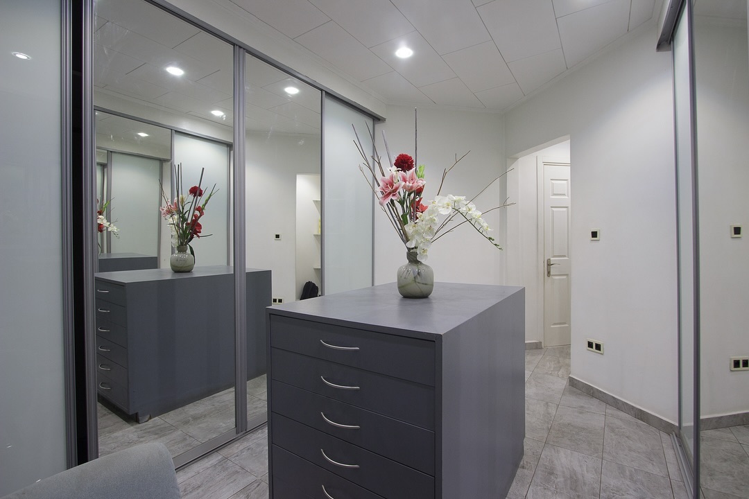 Maison (Villa) à louer - Yaoundé, Mfandena, Villa meublée avec piscine 200 000 / nuitée (3 nuitées minimum) - 2 salon(s), 4 chambre(s), 4 salle(s) de bains - 3 200 000 FCFA / mois