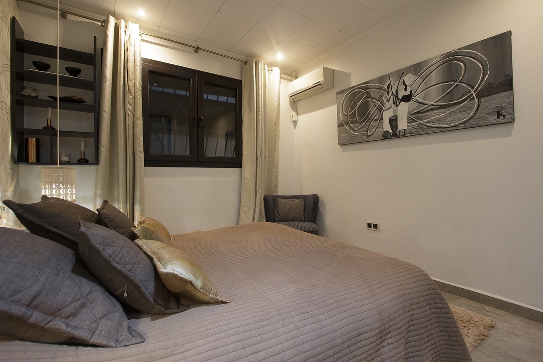 Maison (Villa) à louer - Yaoundé, Mfandena, Villa meublée avec piscine 200 000 / nuitée (3 nuitées minimum) - 2 salon(s), 4 chambre(s), 4 salle(s) de bains - 3 200 000 FCFA / mois