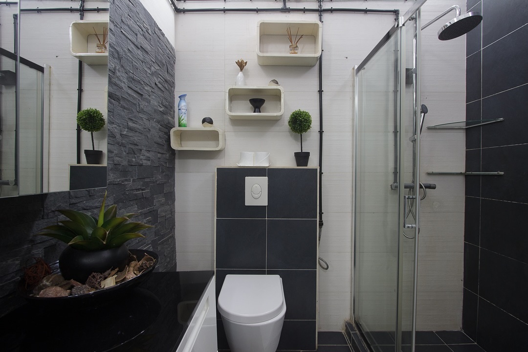 Maison (Villa) à louer - Yaoundé, Mfandena, Villa meublée avec piscine 200 000 / nuitée (3 nuitées minimum) - 2 salon(s), 4 chambre(s), 4 salle(s) de bains - 3 200 000 FCFA / mois