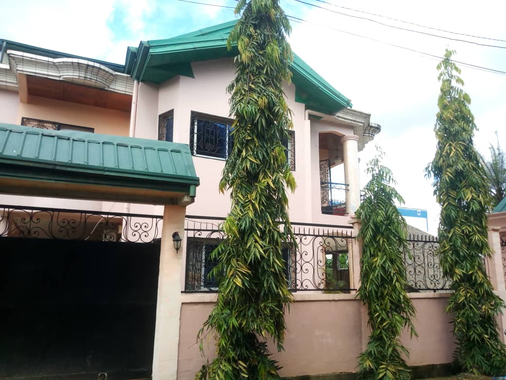 Maison (Concession) à vendre - Douala, Makepe, Copa gabana - 5 salon(s), 9 chambre(s), 10 salle(s) de bains - 200 000 000 FCFA