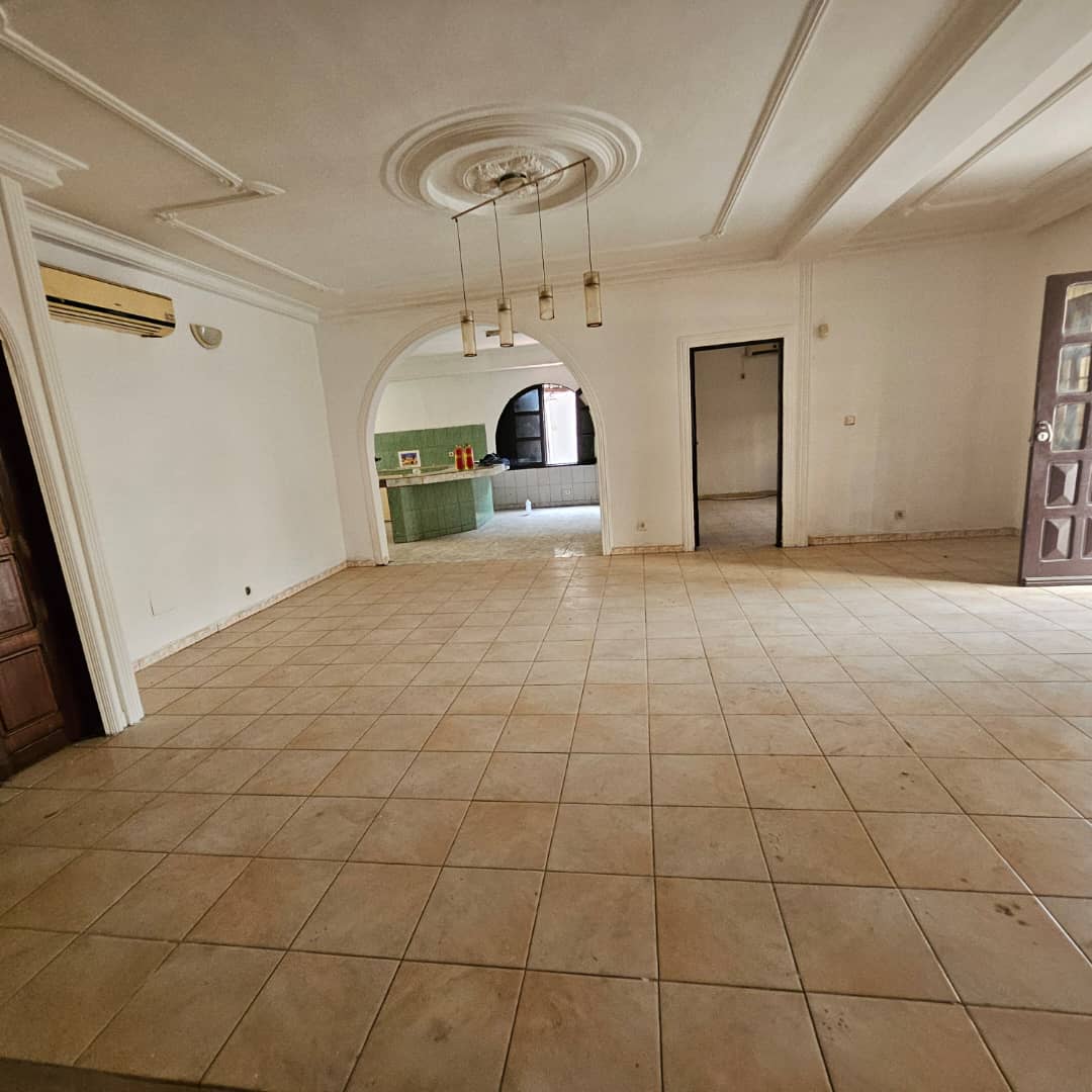 House (Duplex) to rent - Douala, Bonanjo, Avenue de Gaulle - 1 living room(s), 5 bedroom(s), 6 bathroom(s) - 1 800 000 FCFA / month