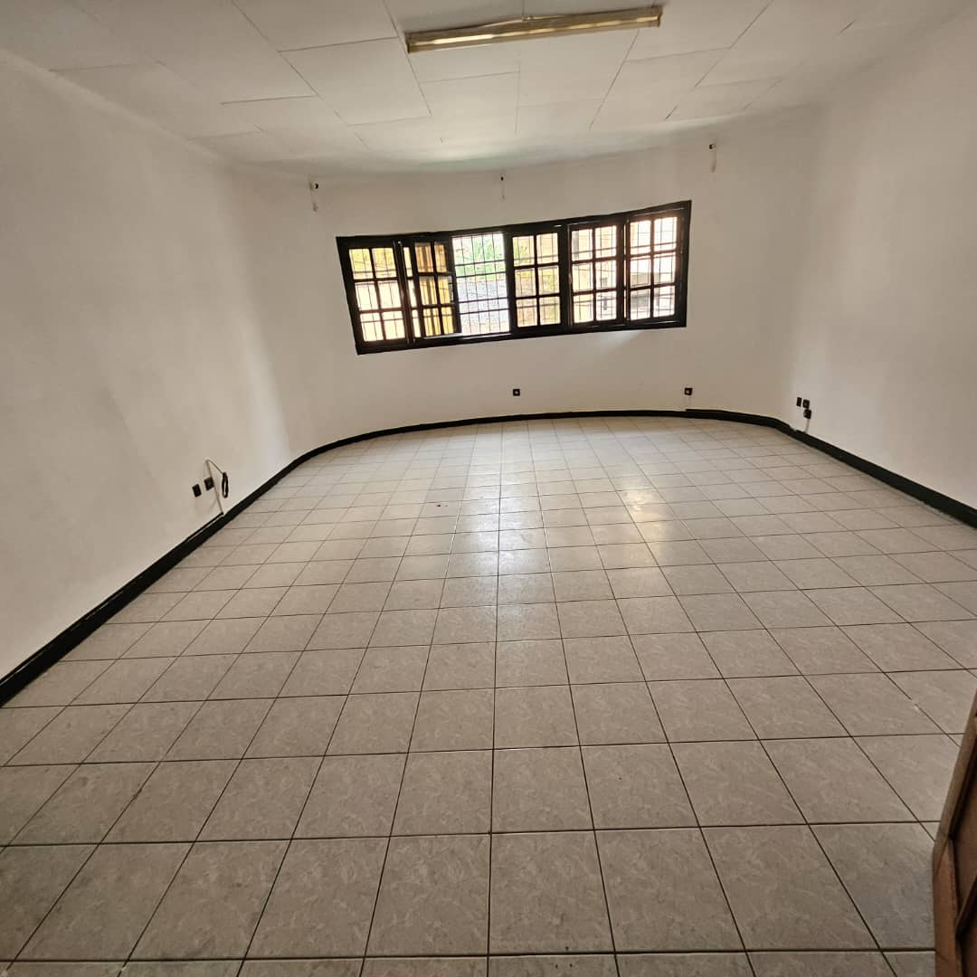 House (Duplex) to rent - Douala, Bonanjo, Avenue de Gaulle - 1 living room(s), 5 bedroom(s), 6 bathroom(s) - 1 800 000 FCFA / month