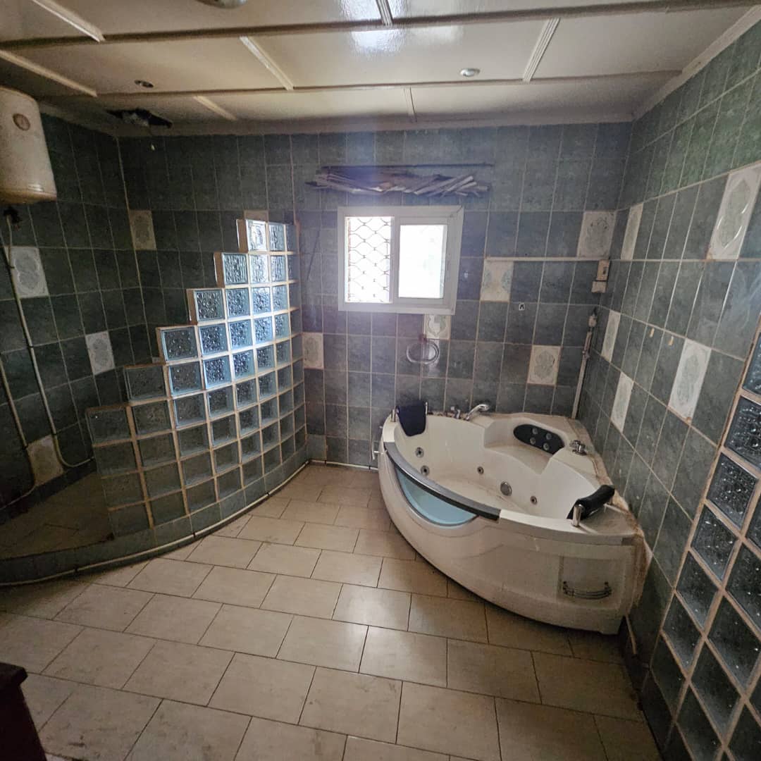 House (Duplex) to rent - Douala, Bonanjo, Avenue de Gaulle - 1 living room(s), 5 bedroom(s), 6 bathroom(s) - 1 800 000 FCFA / month