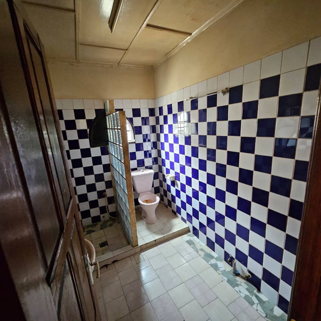 House (Duplex) to rent - Douala, Bonanjo, Avenue de Gaulle - 1 living room(s), 5 bedroom(s), 6 bathroom(s) - 1 800 000 FCFA / month