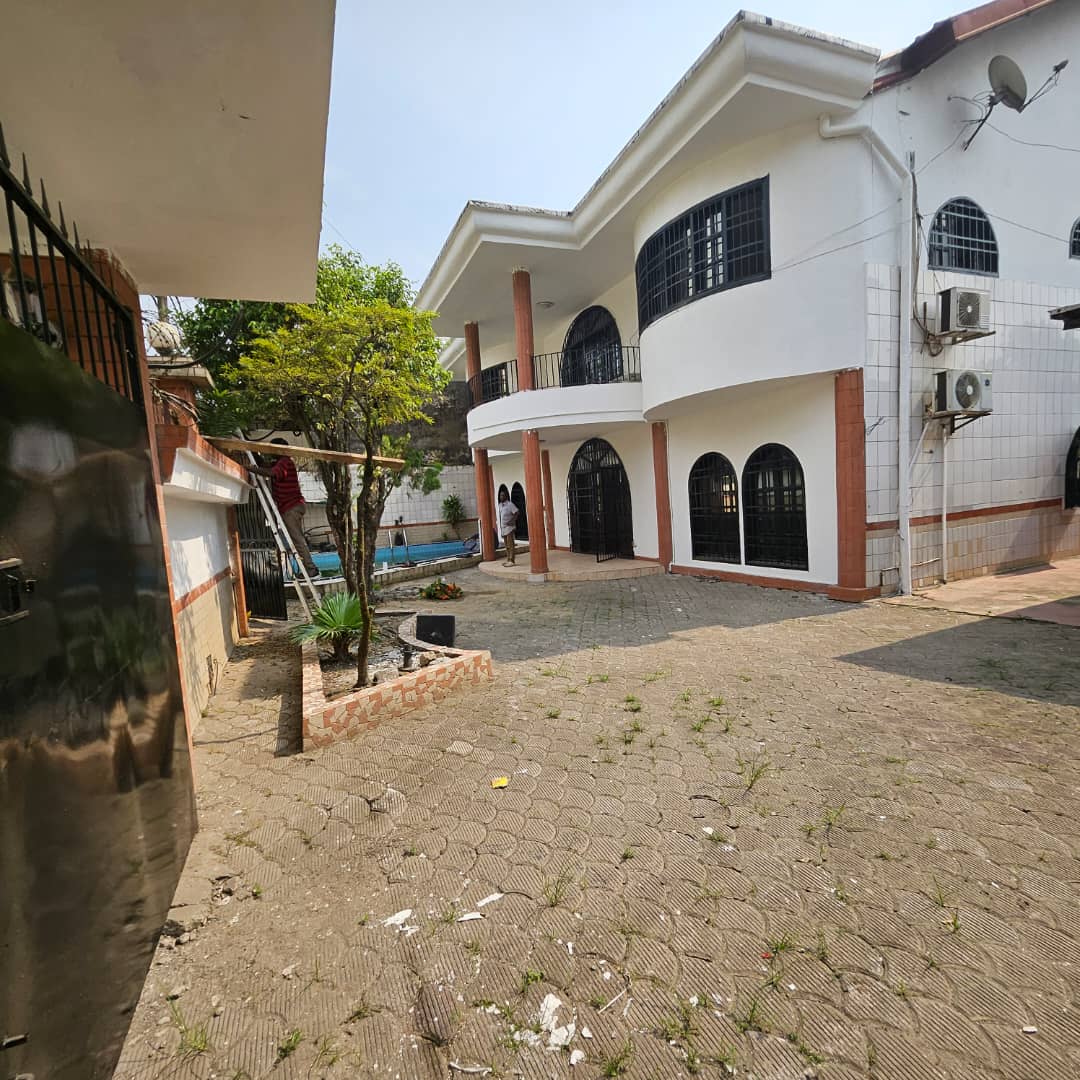 House (Duplex) to rent - Douala, Bonanjo, Avenue de Gaulle - 1 living room(s), 5 bedroom(s), 6 bathroom(s) - 1 800 000 FCFA / month