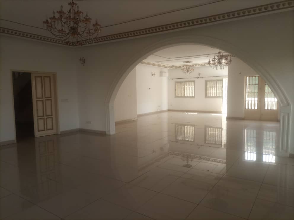 House (Duplex) to rent - Yaoundé, Bastos, Bastos - 2 living room(s), 7 bedroom(s), 7 bathroom(s) - 2 800 000 FCFA / month