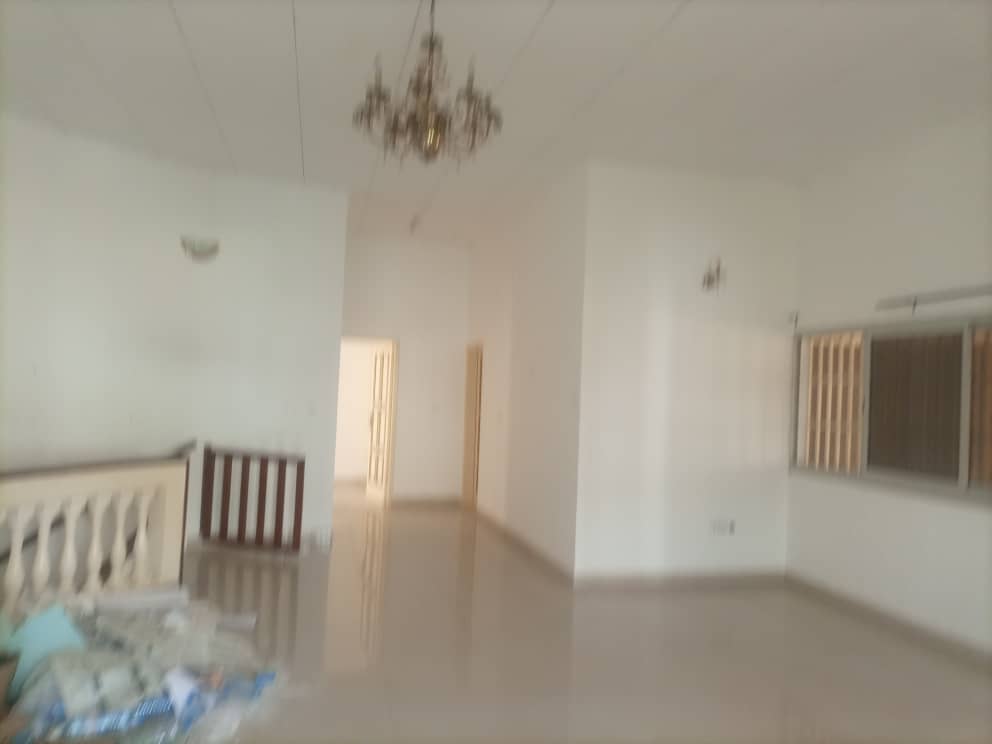 House (Duplex) to rent - Yaoundé, Bastos, Bastos - 2 living room(s), 7 bedroom(s), 7 bathroom(s) - 2 800 000 FCFA / month