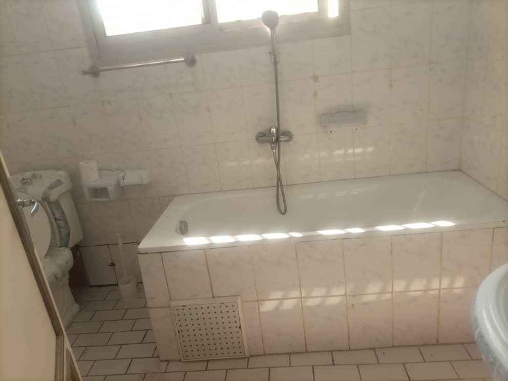 House (Duplex) to rent - Yaoundé, Bastos, Bastos - 2 living room(s), 7 bedroom(s), 7 bathroom(s) - 2 800 000 FCFA / month