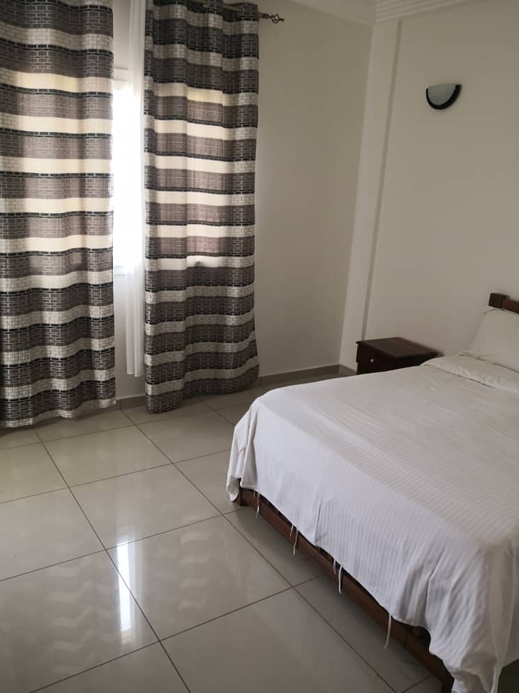 Appartement à louer - Yaoundé, Bastos, Bastos - 1 salon(s), 2 chambre(s), 3 salle(s) de bains - 1 200 000 FCFA / mois