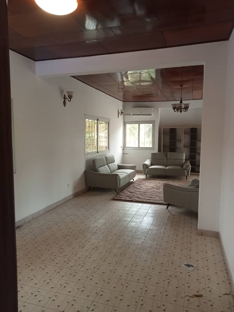 House (Duplex) to rent - Yaoundé, Bastos, Bastos - 1 living room(s), 5 bedroom(s), 4 bathroom(s) - 1 700 000 FCFA / month