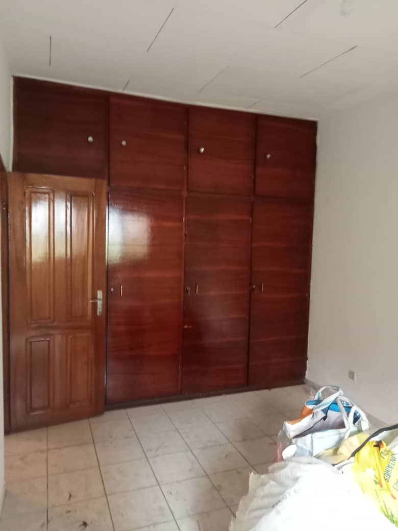 House (Duplex) to rent - Yaoundé, Bastos, Bastos - 1 living room(s), 5 bedroom(s), 4 bathroom(s) - 1 700 000 FCFA / month