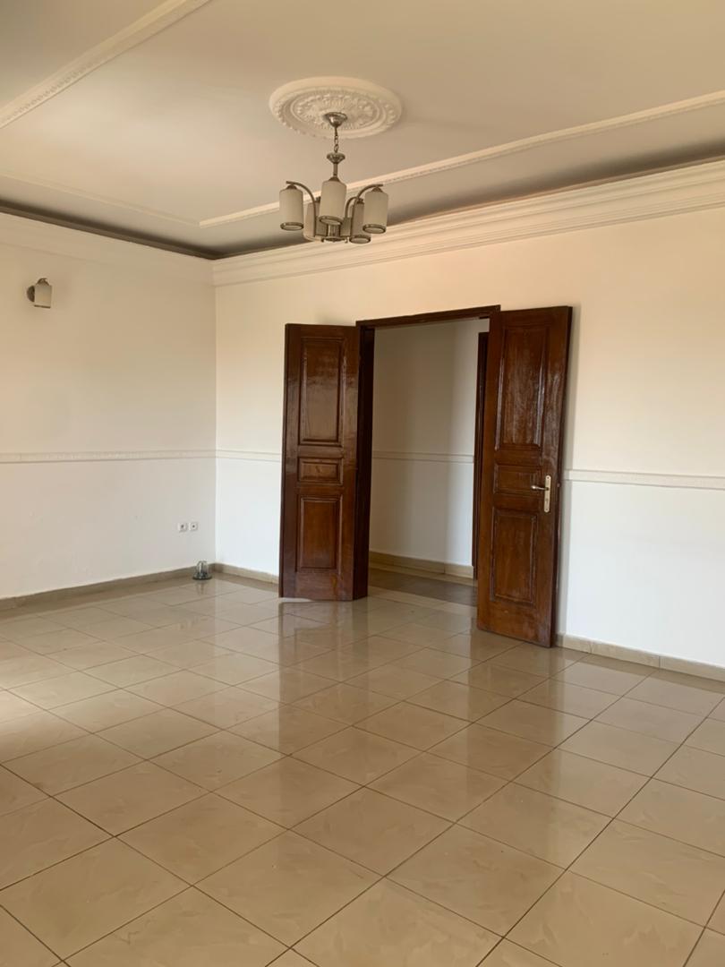 Apartment to rent - Yaoundé, Bastos, Dra - 1 living room(s), 2 bedroom(s), 2 bathroom(s) - 320 000 FCFA / month