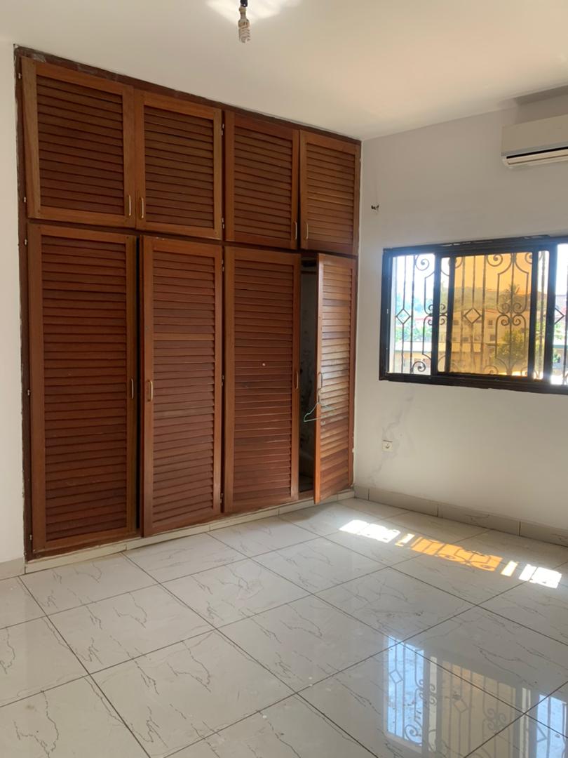 Appartement à louer - Yaoundé, Bastos, Dra - 1 salon(s), 2 chambre(s), 2 salle(s) de bains - 320 000 FCFA / mois