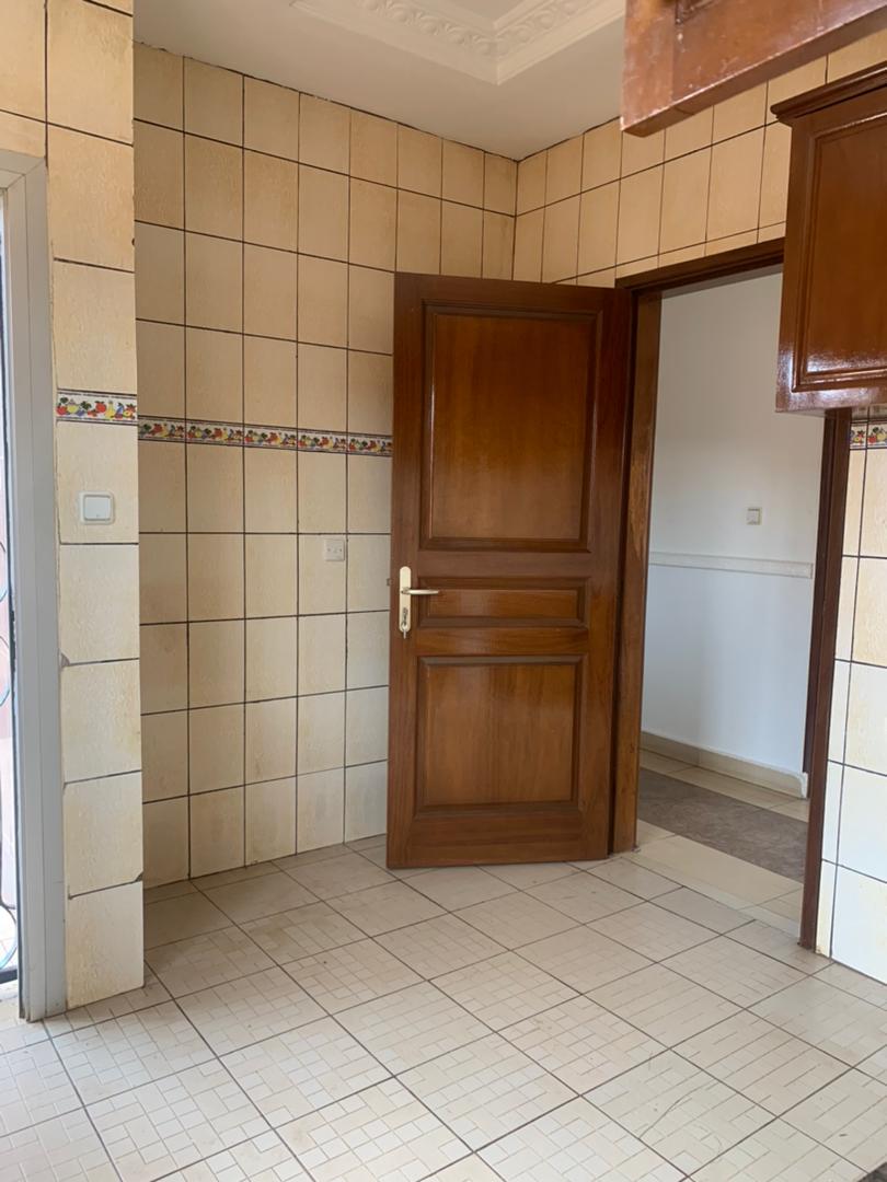 Appartement à louer - Yaoundé, Bastos, Dra - 1 salon(s), 2 chambre(s), 2 salle(s) de bains - 320 000 FCFA / mois