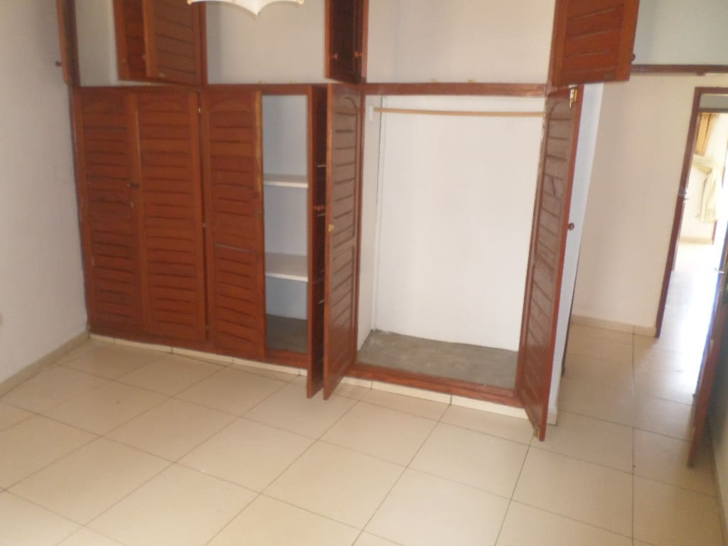 Appartement à louer - Yaoundé, Bastos, Bastos - 1 salon(s), 3 chambre(s), 2 salle(s) de bains - 400 000 FCFA / mois