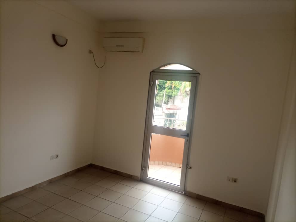 Apartment to rent - Yaoundé, Bastos, Bastos - 1 living room(s), 3 bedroom(s), 2 bathroom(s) - 4 500 000 FCFA / month