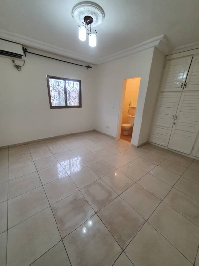 Appartement à louer - Yaoundé, Bastos, Bastos - 1 salon(s), 2 chambre(s), 3 salle(s) de bains - 400 000 FCFA / mois