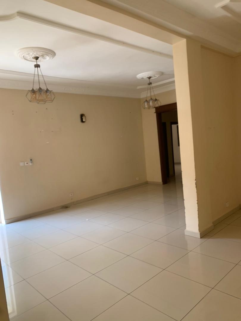 Apartment to rent - Yaoundé, Mfandena, Mfandena - 1 living room(s), 3 bedroom(s), 3 bathroom(s) - 350 000 FCFA / month