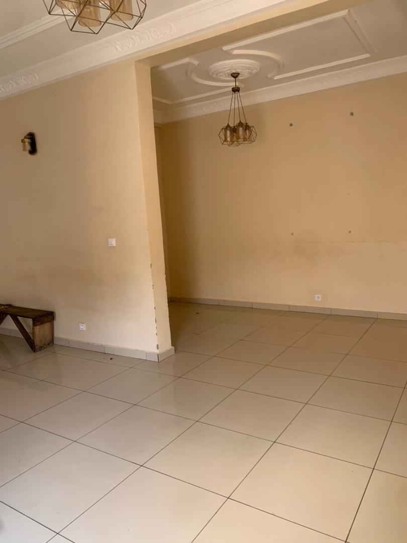 Apartment to rent - Yaoundé, Mfandena, Mfandena - 1 living room(s), 3 bedroom(s), 3 bathroom(s) - 350 000 FCFA / month