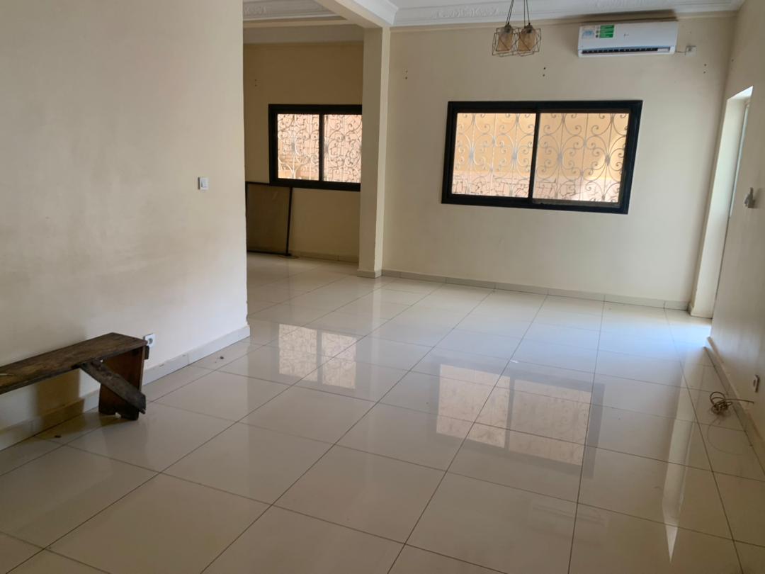 Apartment to rent - Yaoundé, Mfandena, Mfandena - 1 living room(s), 3 bedroom(s), 3 bathroom(s) - 350 000 FCFA / month