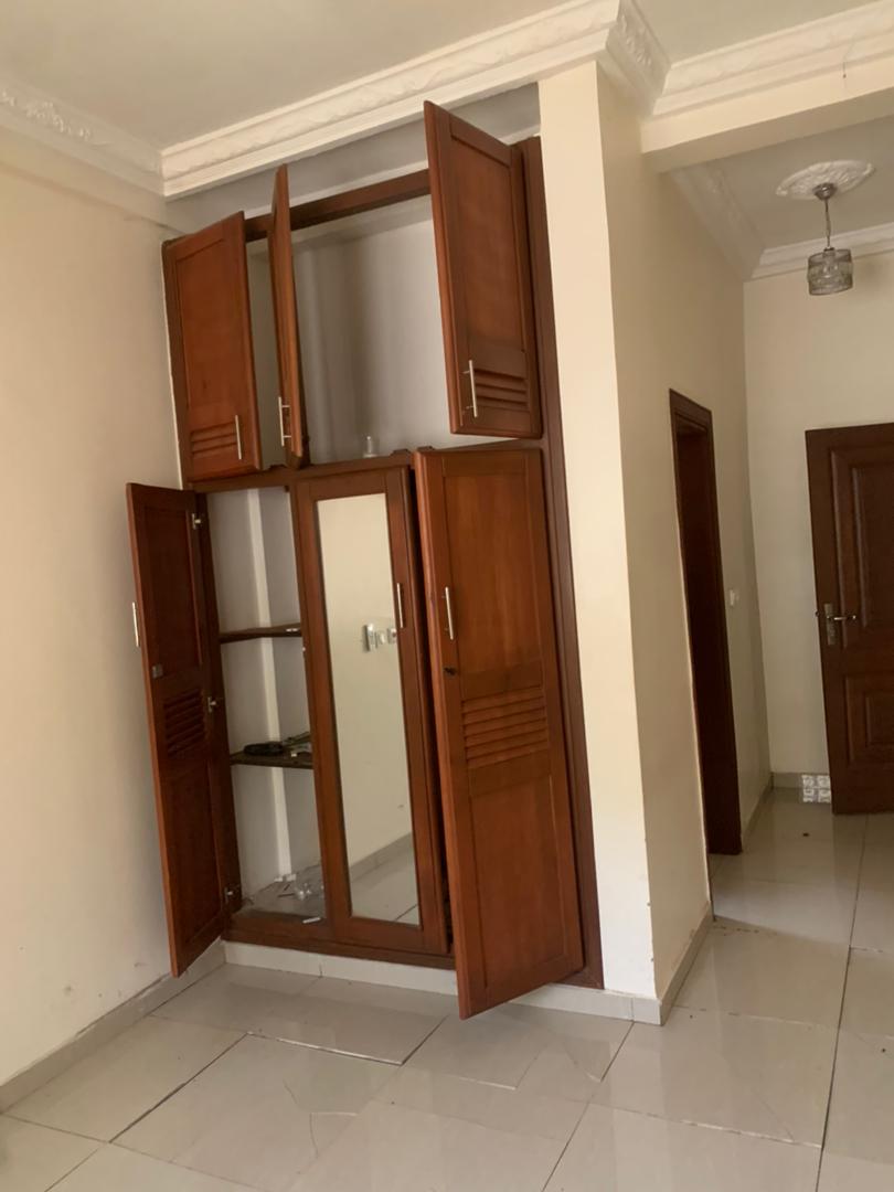 Apartment to rent - Yaoundé, Mfandena, Mfandena - 1 living room(s), 3 bedroom(s), 3 bathroom(s) - 350 000 FCFA / month