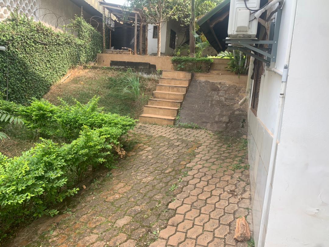 Maison (Duplex) à vendre - Yaoundé, Odza, Odza - 2 salon(s), 5 chambre(s), 6 salle(s) de bains - 230 000 000 FCFA